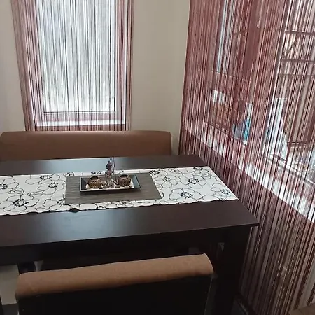 с две спални.